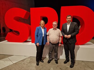 SPD-Kreisvorsitzender Mirko Witkowski (Mitte) gratuliere Bärbel Bas und Lars Klingbeil zur Wahl als Parteivorsitzende.