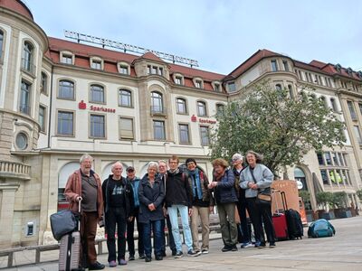 Wo einst Willy Brandt in Erfurt ans Fenster gerufen wurde, machte die Schramberger SPD ihr Erinnerungsfoto. Foto: him