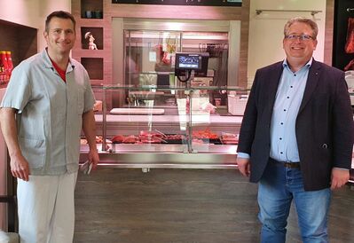 Fleischer-Obermeister Matthias Traub (von links) im Gespräch mit SPD-Bundestagskandidat Mirko Witkowski.