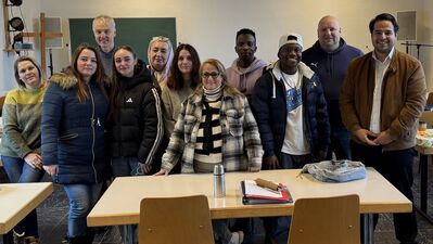 Ali Zarabi (rechts) tauschte sich mit den Teilnehmern eines Integrationskurses der Volkshochschule Sulz a.N. aus.