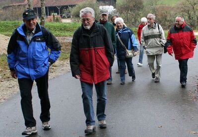Der Präsident der Naturfreunde Otto Windler und OV-Vorsitzender Klaus Kirschner auf dem Weg zum Naturfreundehaus