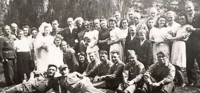 Das Foto zeigt eine polnische Hochzeit und entstand im Jahr 1945.