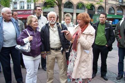 Gabi Rolland erklärt Mitgliedern des Kreisverbands und des Ortsvereins die Geschichte der Straßburger Altstadt