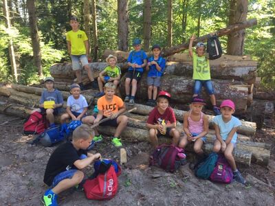 Die Wandergruppe bei einer Rast.