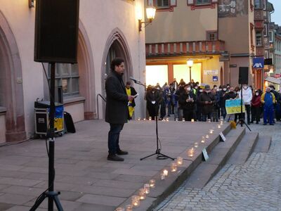 Juso-Kreisvorsitzender Ali Zarabi bei seiner Rede vor dem alten Rathaus in Rottweil.