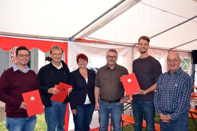 Die Geehrten (von links) Torsten Stumpf (zehn Jahre), Hans-Peter Stumpf (40 Jahre) und Philipp Gerber (zehn Jahre) mit G