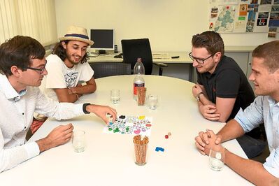 Nehmen trotz ihrer Parteimitgliedschaften im Spiel andere Farben ein: Daniel Karrais (FDP, von links), Friedemann Baukne